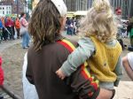 tsjolder met dorenfrakske en kind